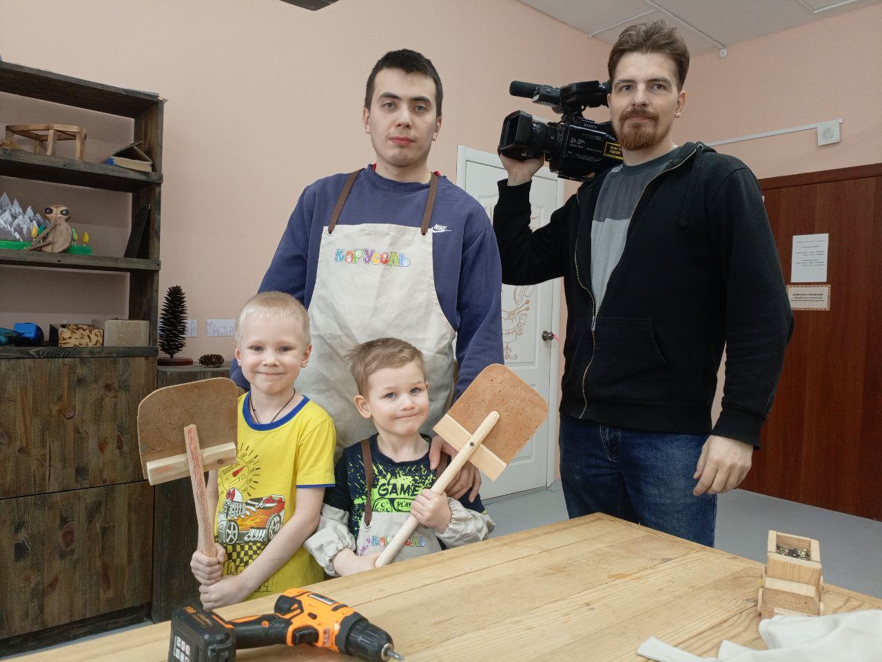 «Маленькие мастера»: воспитанники детского сада в Златоусте помогают дворникам