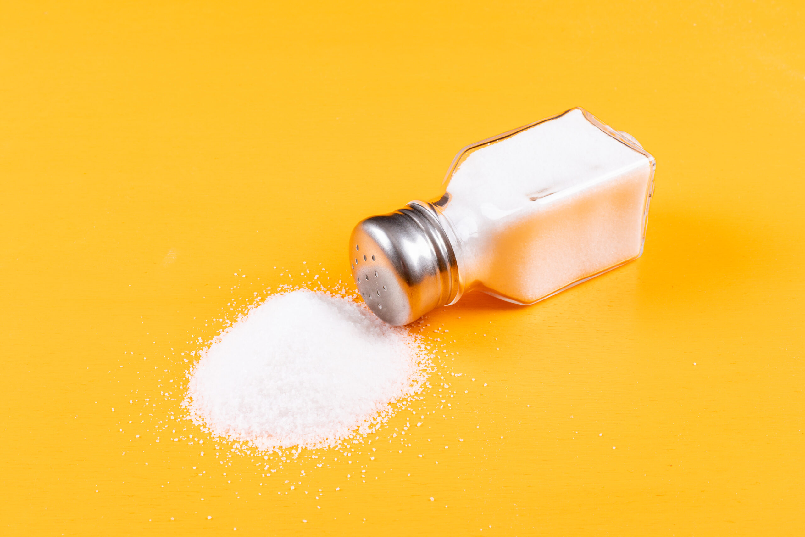 Фуд соли. Соль. Рассыпанная соль. Соль на оранжевом фоне. Salt go соль.