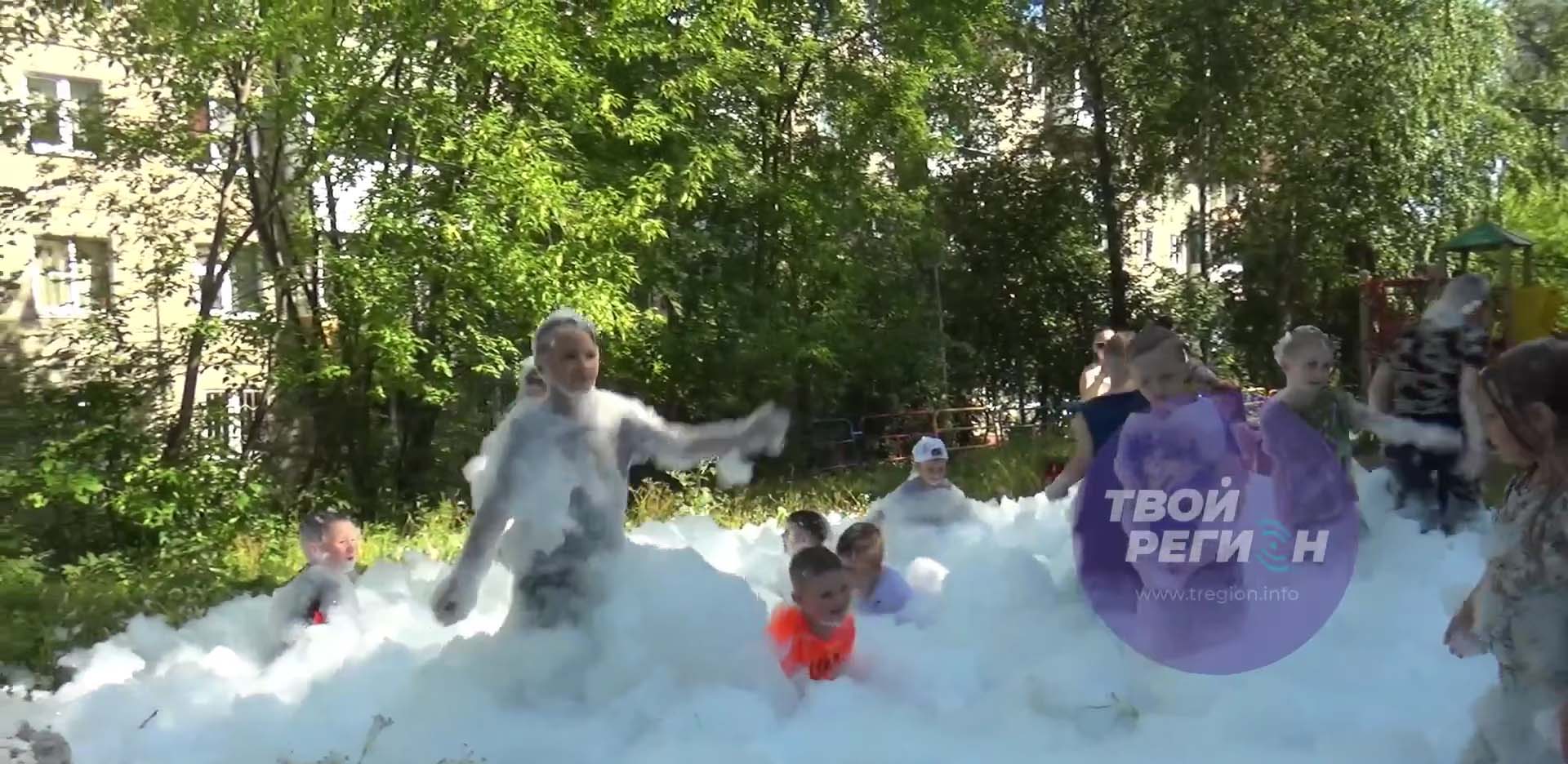 Крутая пенная вечеринка в одном из дворов Златоуста