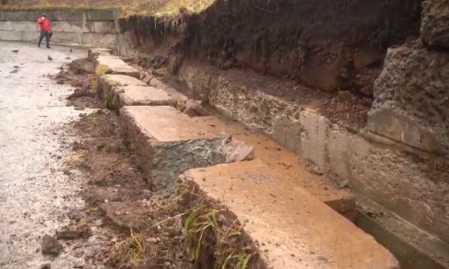 Аварийное обрушение подпорной стены в Златоусте: Неотложные меры требуются!