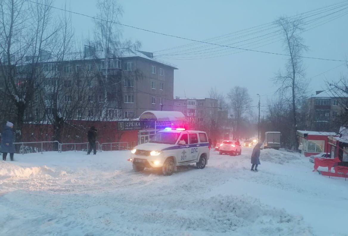 Спасение из снежного апокалипсиса: ГИБДД помогает водителям Златоуста!