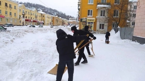 Ученики школы №18 активно принимают участие в уборке снега возле школы