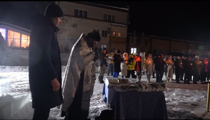 “Снежный Храм” на озере Тургояк, хотя и ушел под воду, не потерял своей магии для верующих в Крещенскую ночь