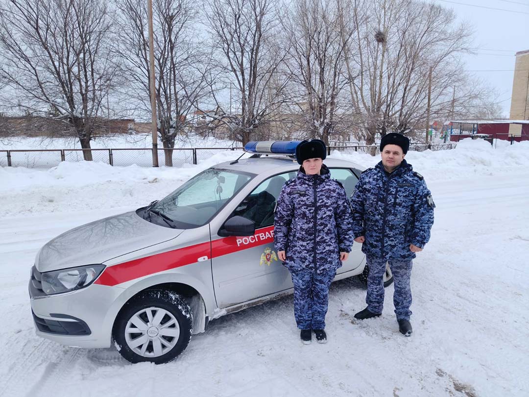 Росгвардейцы и сотрудники МЧС спасли пассажиров после ДТП в Челябинской  области