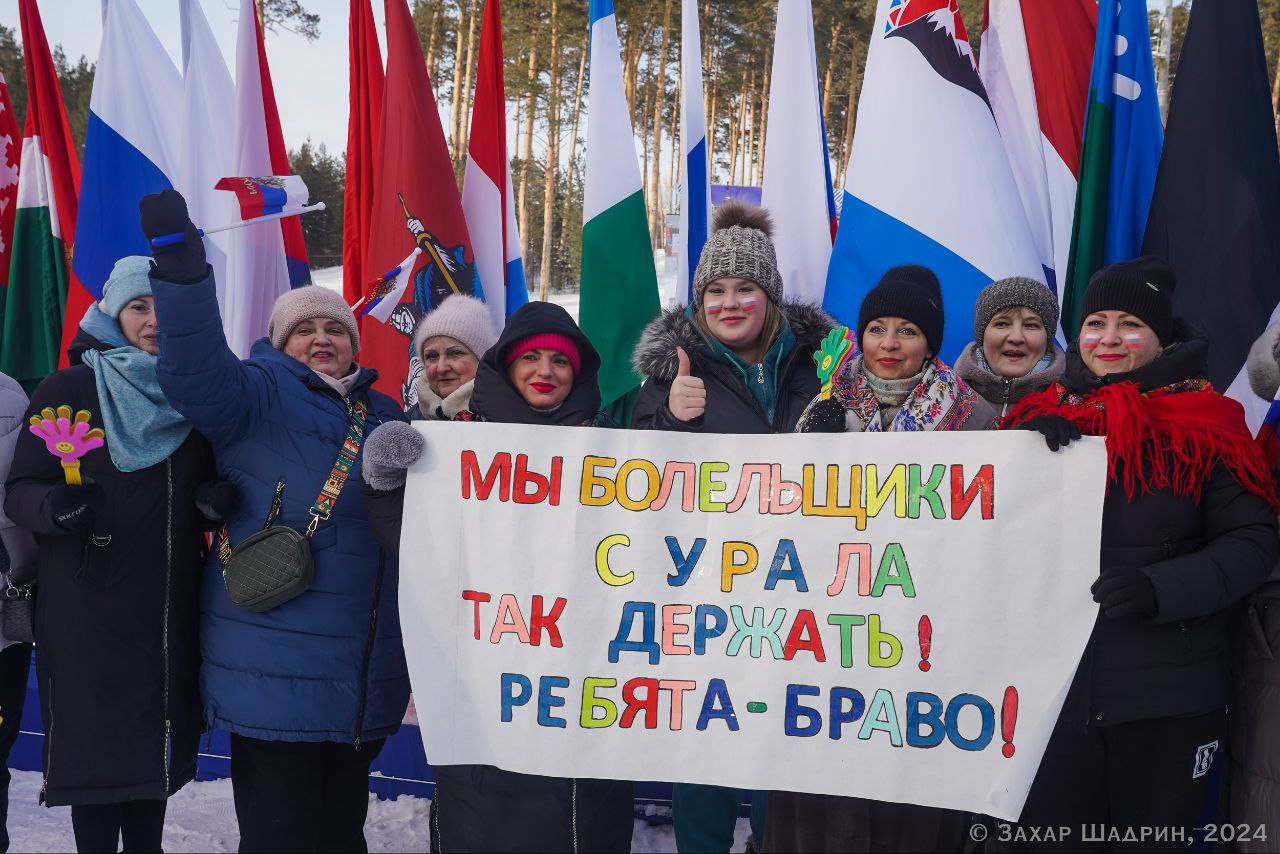 Что делали болельщики, пока биатлонисты бежали смешанную эстафету?