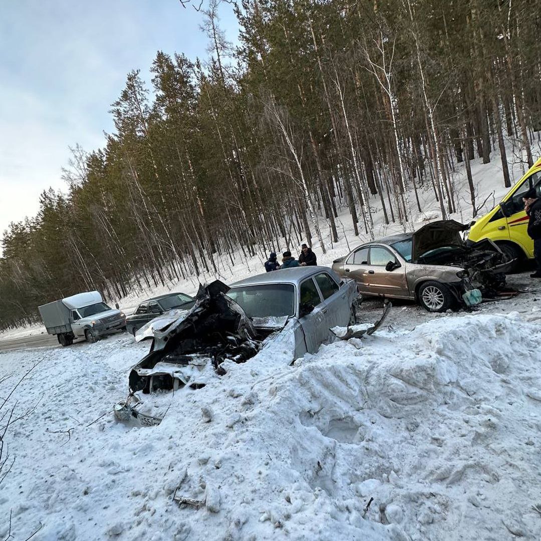 В массовом ДТП между Миассом и Златоустом пострадал мужчина, потребовалась  помощь спасателей