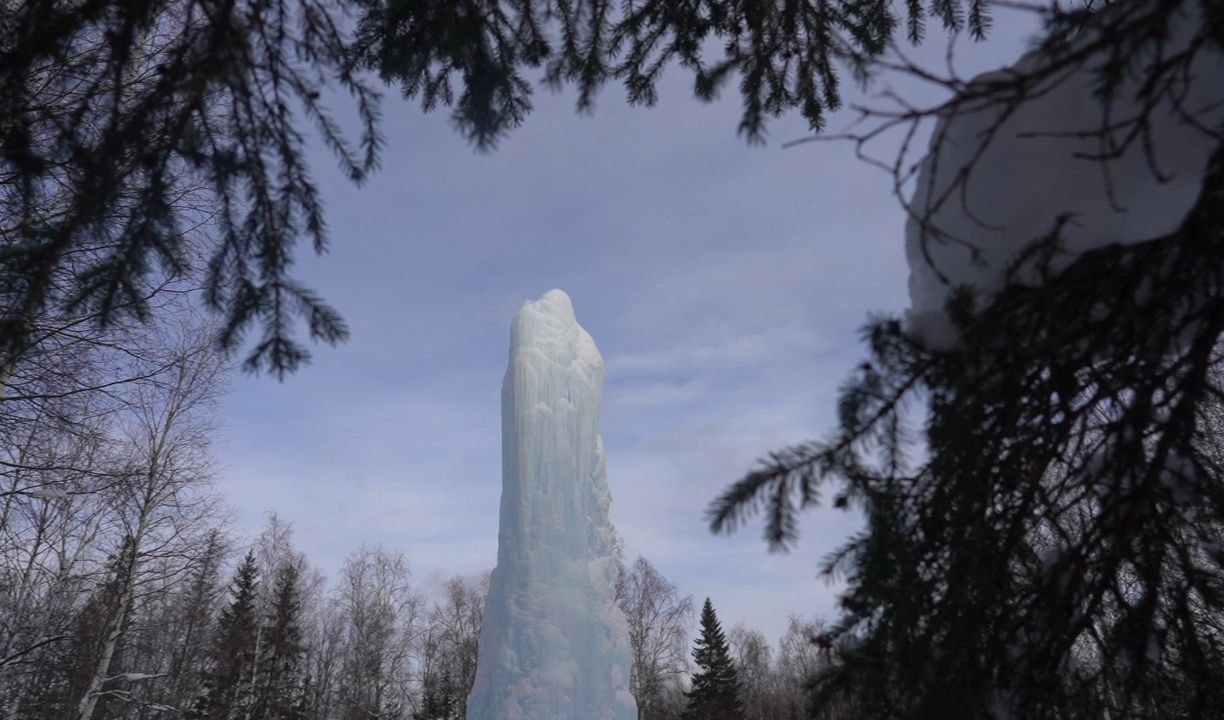 Ледяной фонтан на фоне природы: чудеса Южного Урала