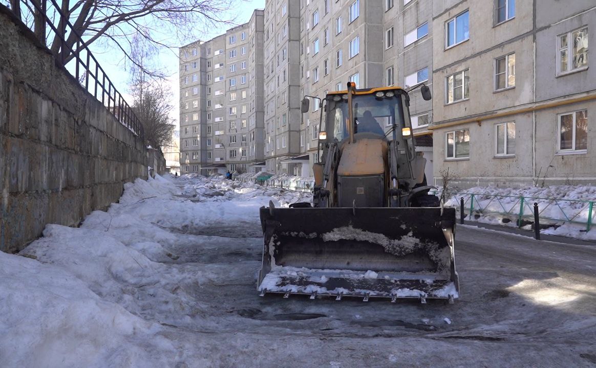 Эффективная уборка снега: спасение дворов от ледяных курганов!