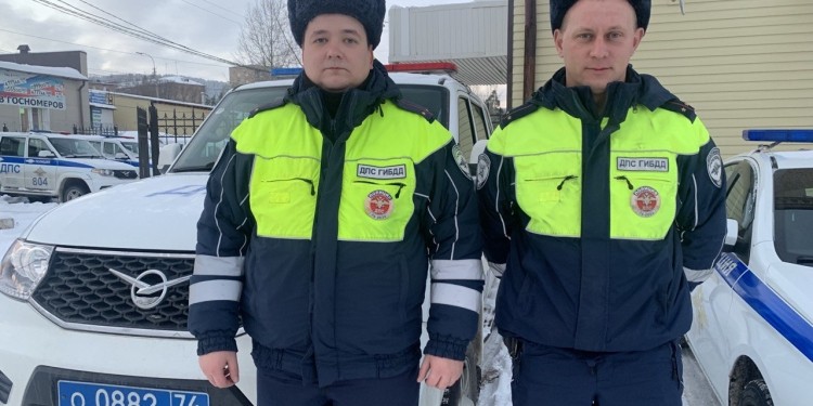 Герои на дороге: Сотрудники ГИБДД спасают водителя грузовика!