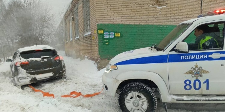 Златоустовские инспекторы ГИБДД вытянули около 50 автомобилистов из снежных ловушек!