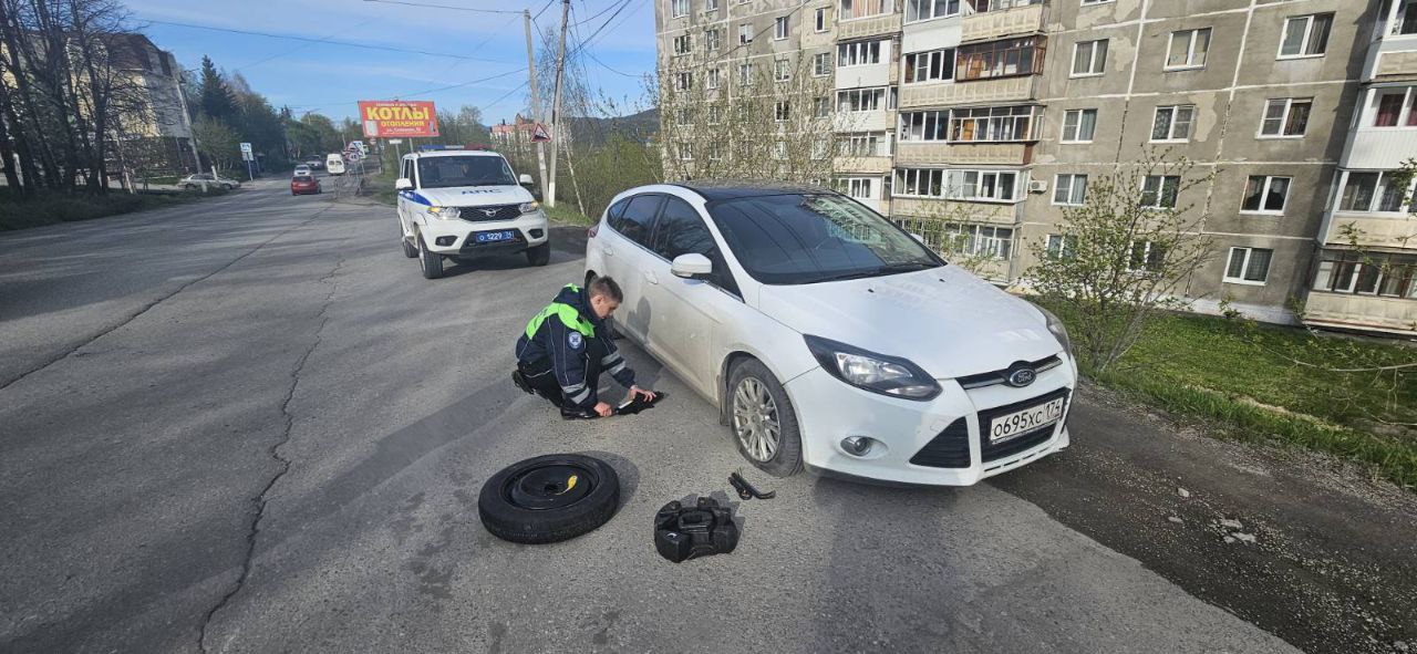Доброта на дороге: сотрудники ГИБДД Златоуста приходят на помощь автоледи