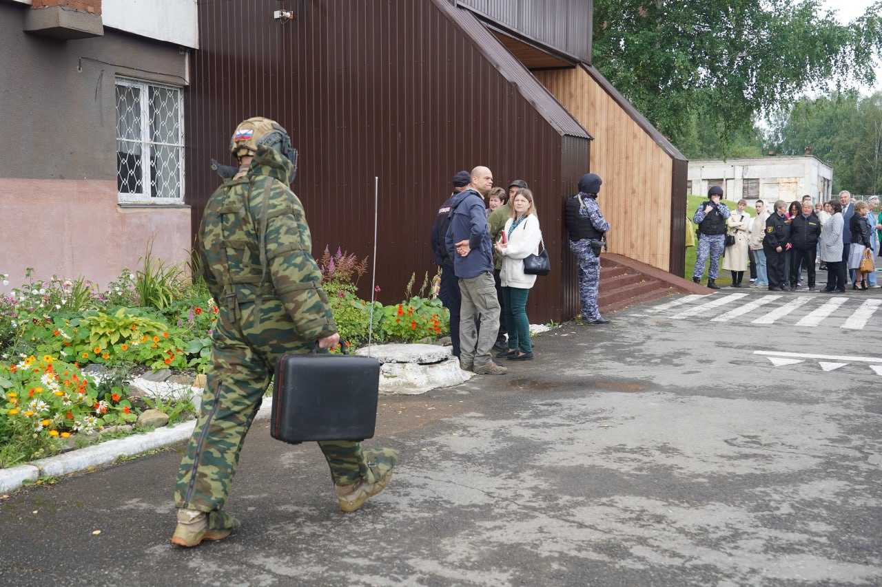 Учения по безопасности в школе № 38 Златоуста: сигнал тревоги