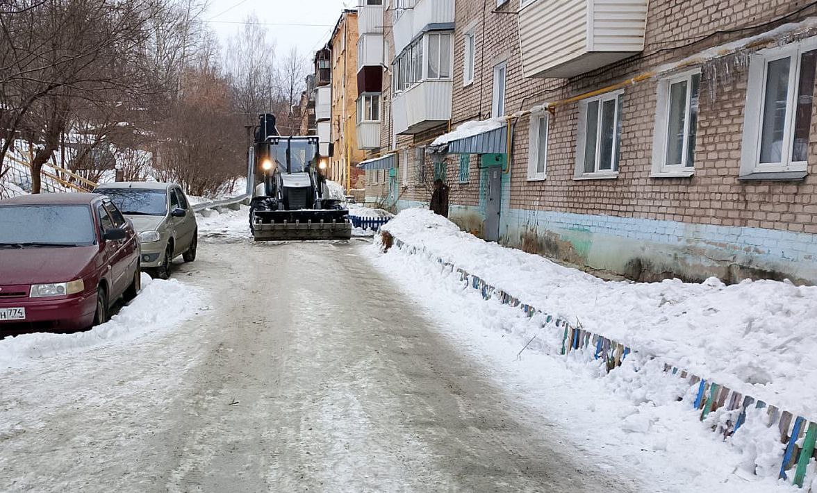Уборка дворов в Златоусте: автомобили мешают коммунальным службам