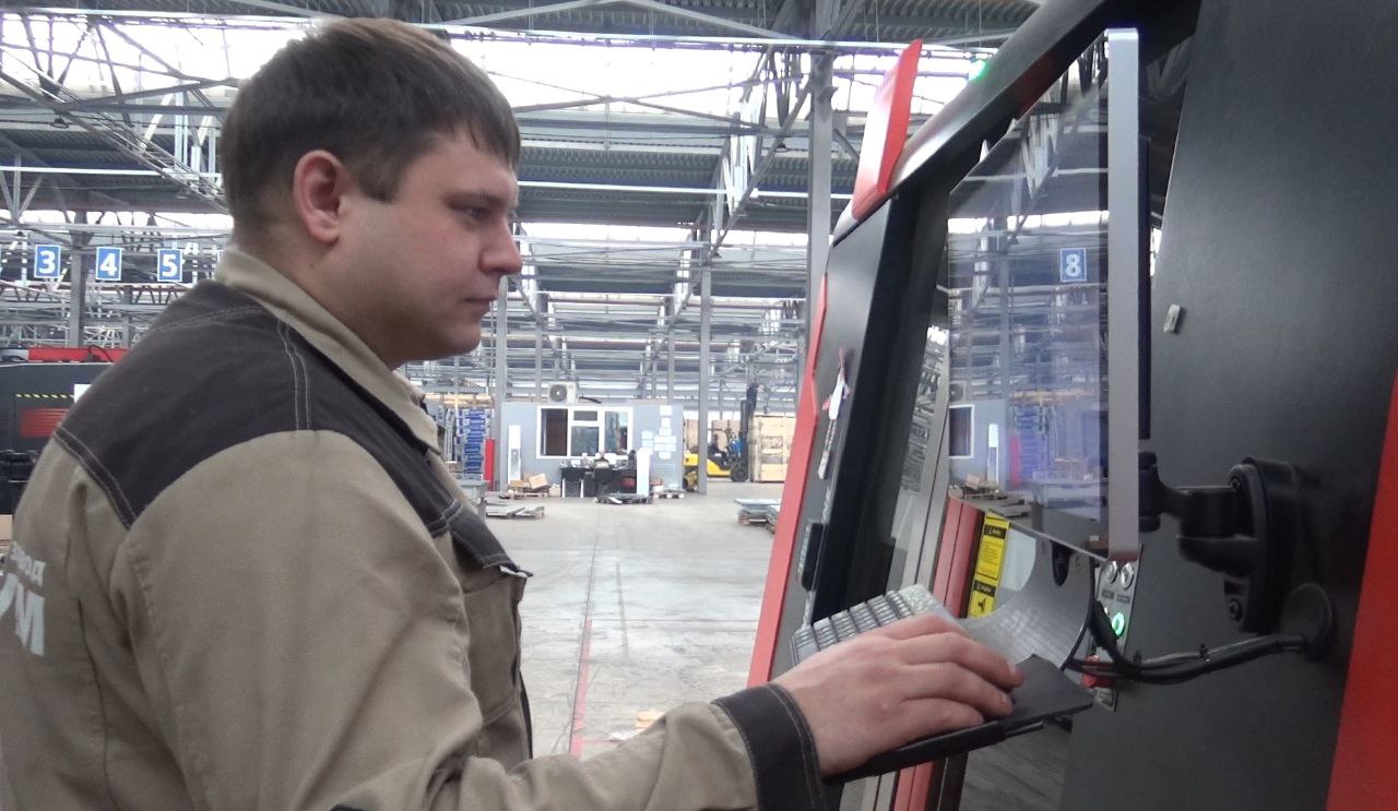 Герои нашего времени работают в Златоусте: История Виталия Травина, оператора станка с ЧПУ