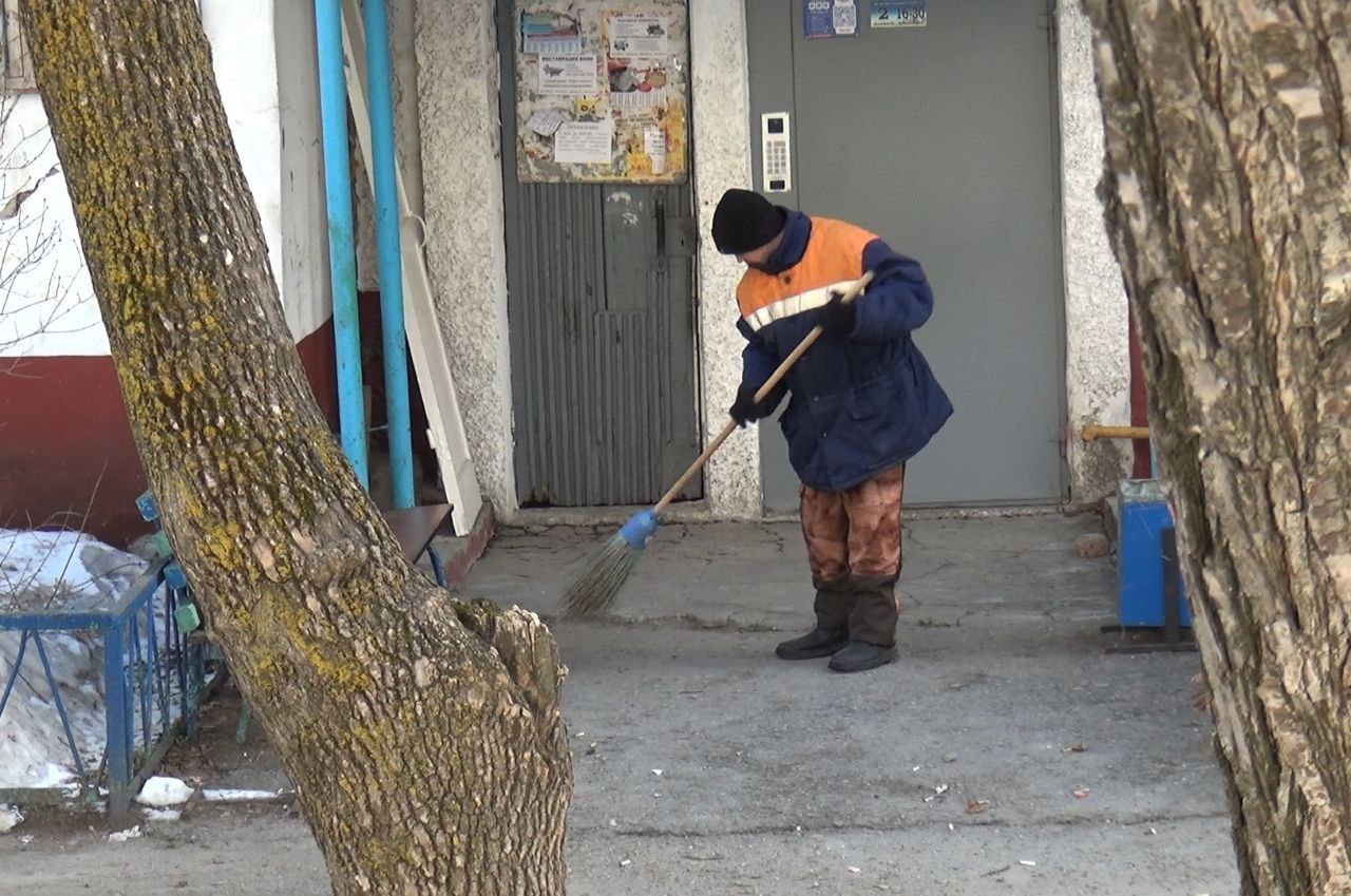 От снега к весне: дворники Златоуста приступили к новому этапу работ