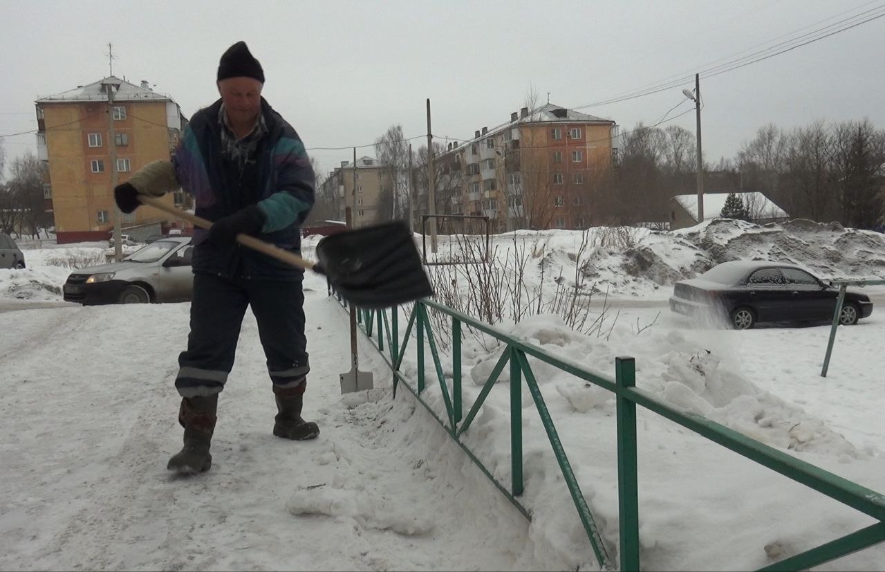 Не герой, но трудяга: будни дворника в зимнюю пору