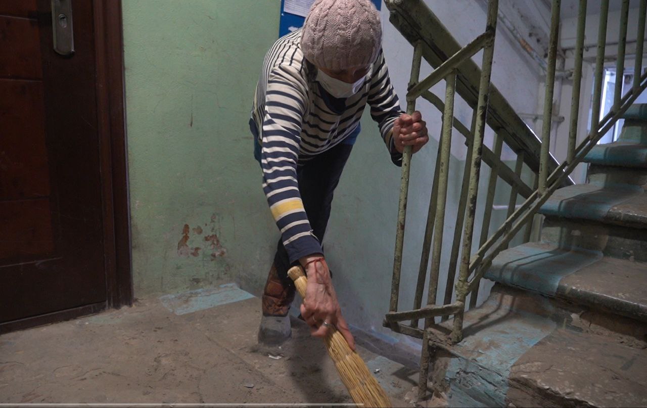 Межсезонье требует чистоты: регулярная уборка подъездов важна для комфортного проживания