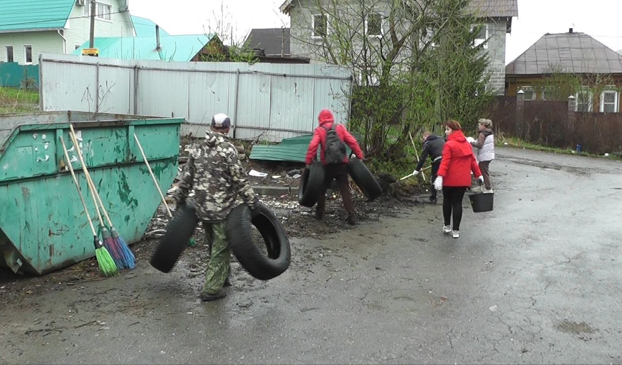 Борьба с антисанитарией: неравнодушные жители и УК наводят порядок на контейнерной площадке
