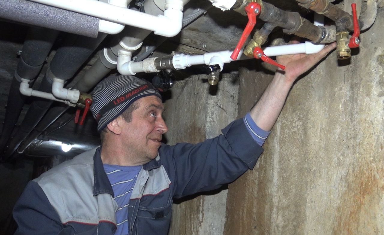 Значение сотрудничества жильцов и УК при ремонте ХВС