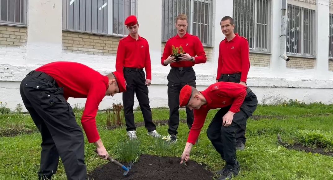 В Златоусте школьники посадили голубые ели в честь 80-летия Победы