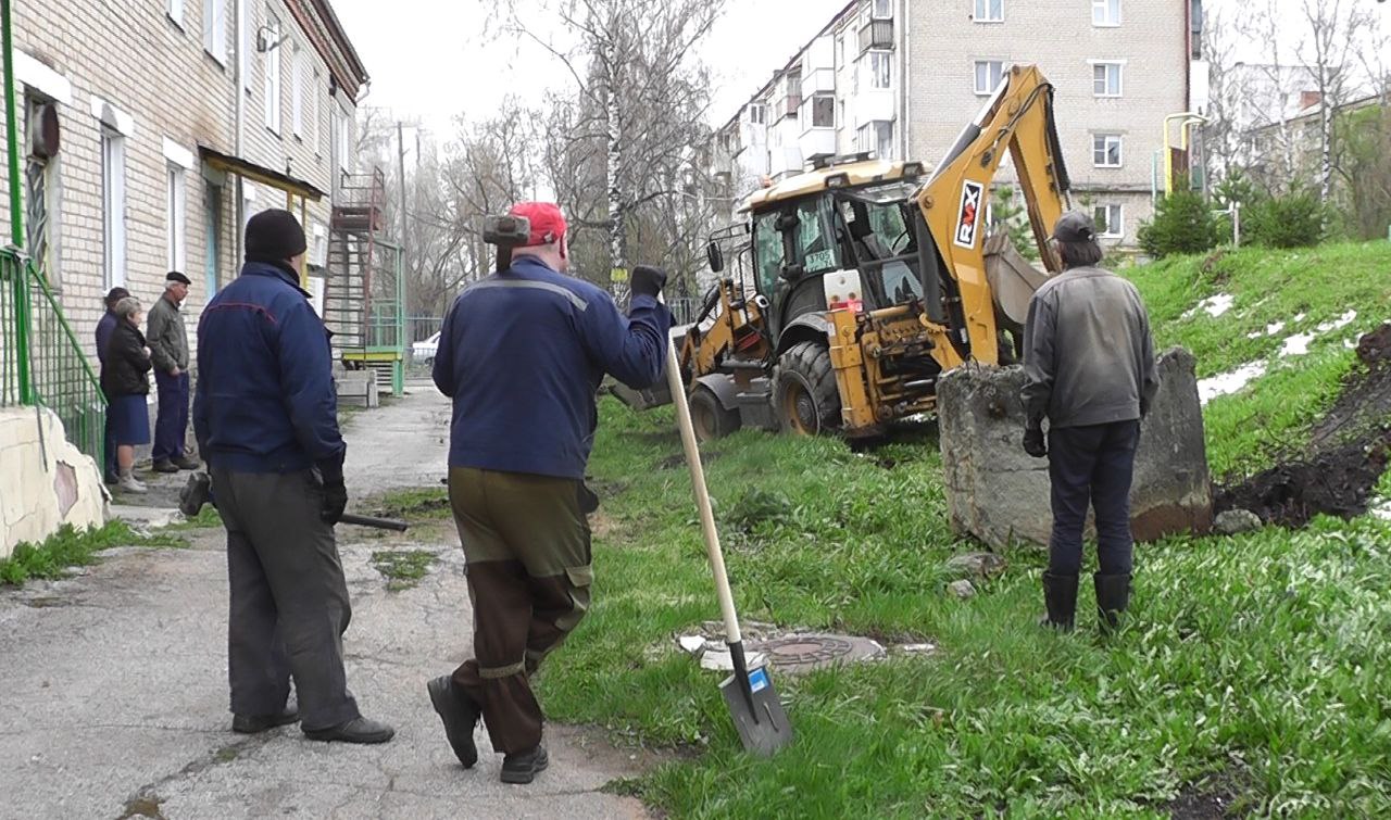 Освобождение детской площадки от многолетнего препятствия
