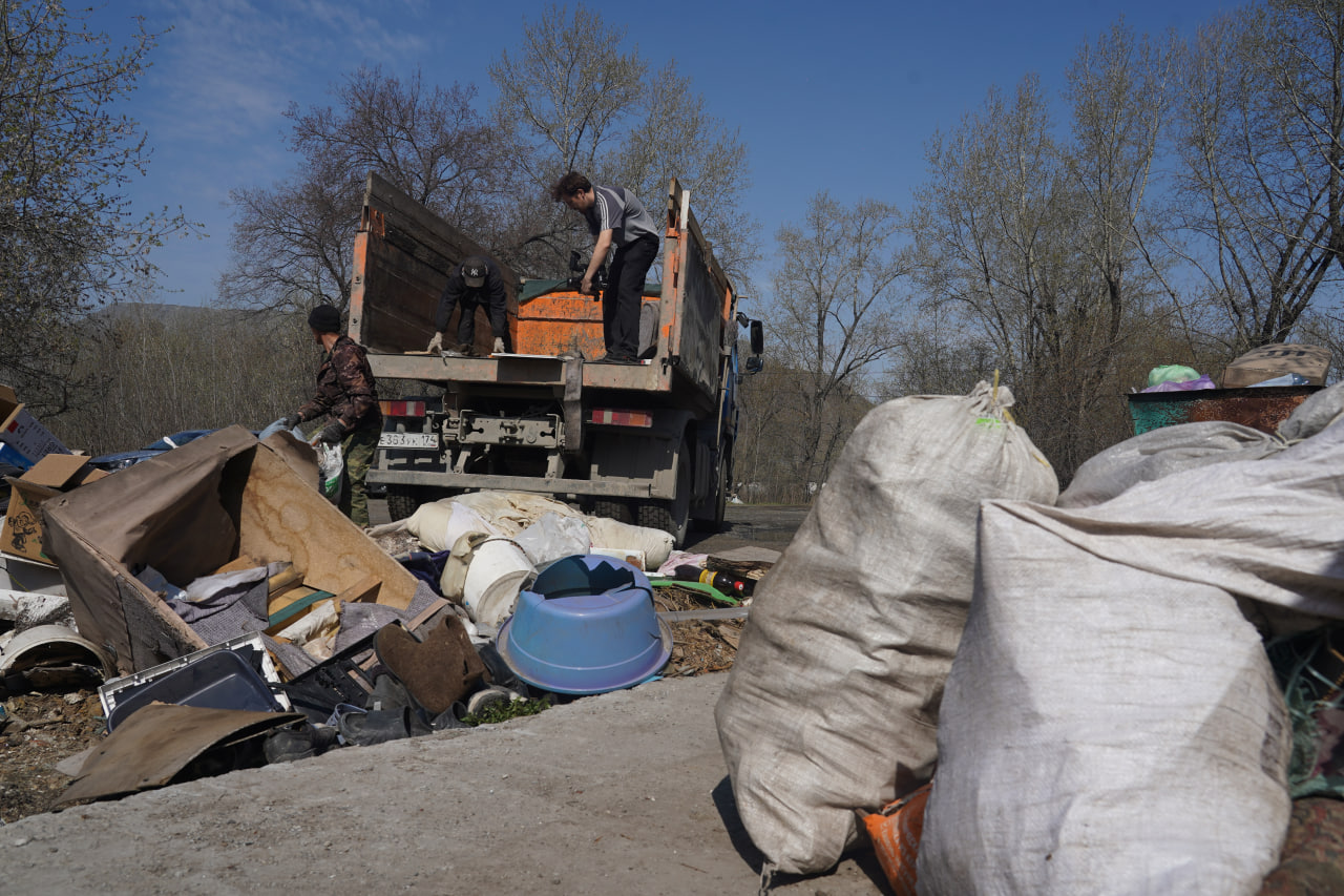 Контейнерная площадка на улице Ивана Ренева: постоянная борьба с нелегальной свалкой в Сатке