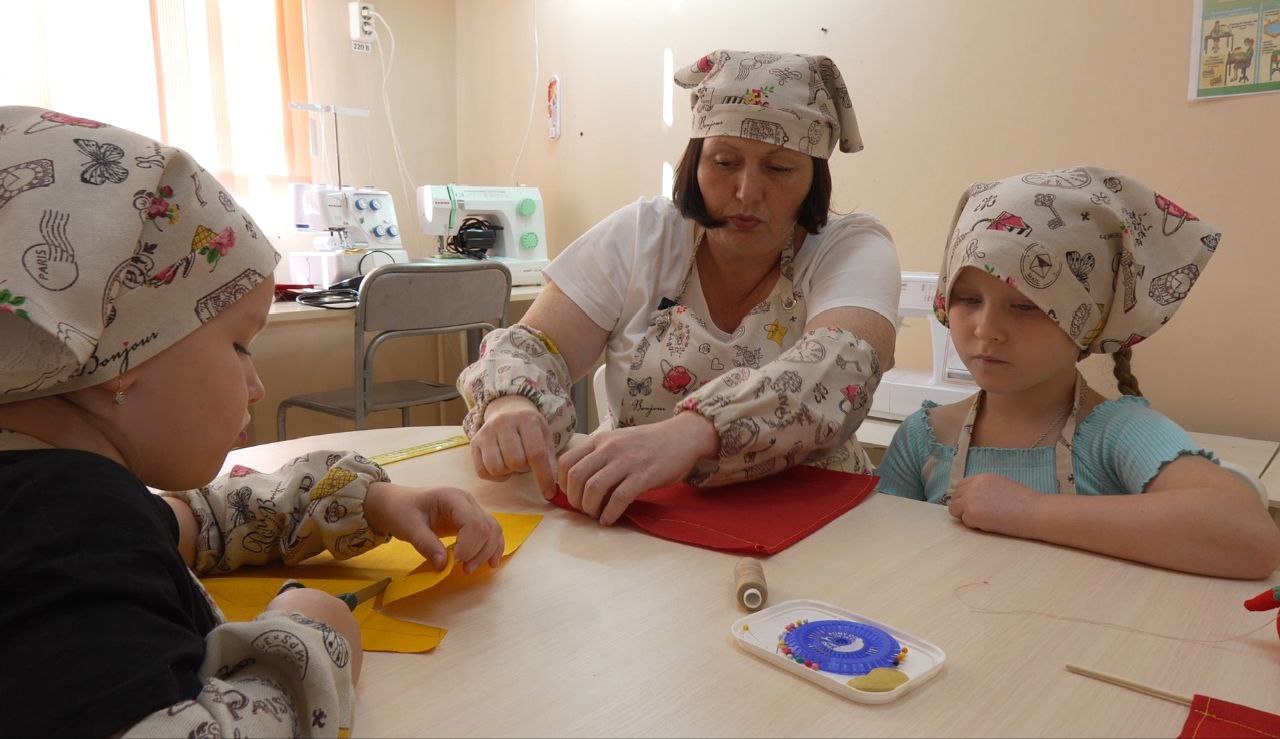 Патриотический старт учебного года: Дети Златоуста сотворили красивое панно ко Дню города