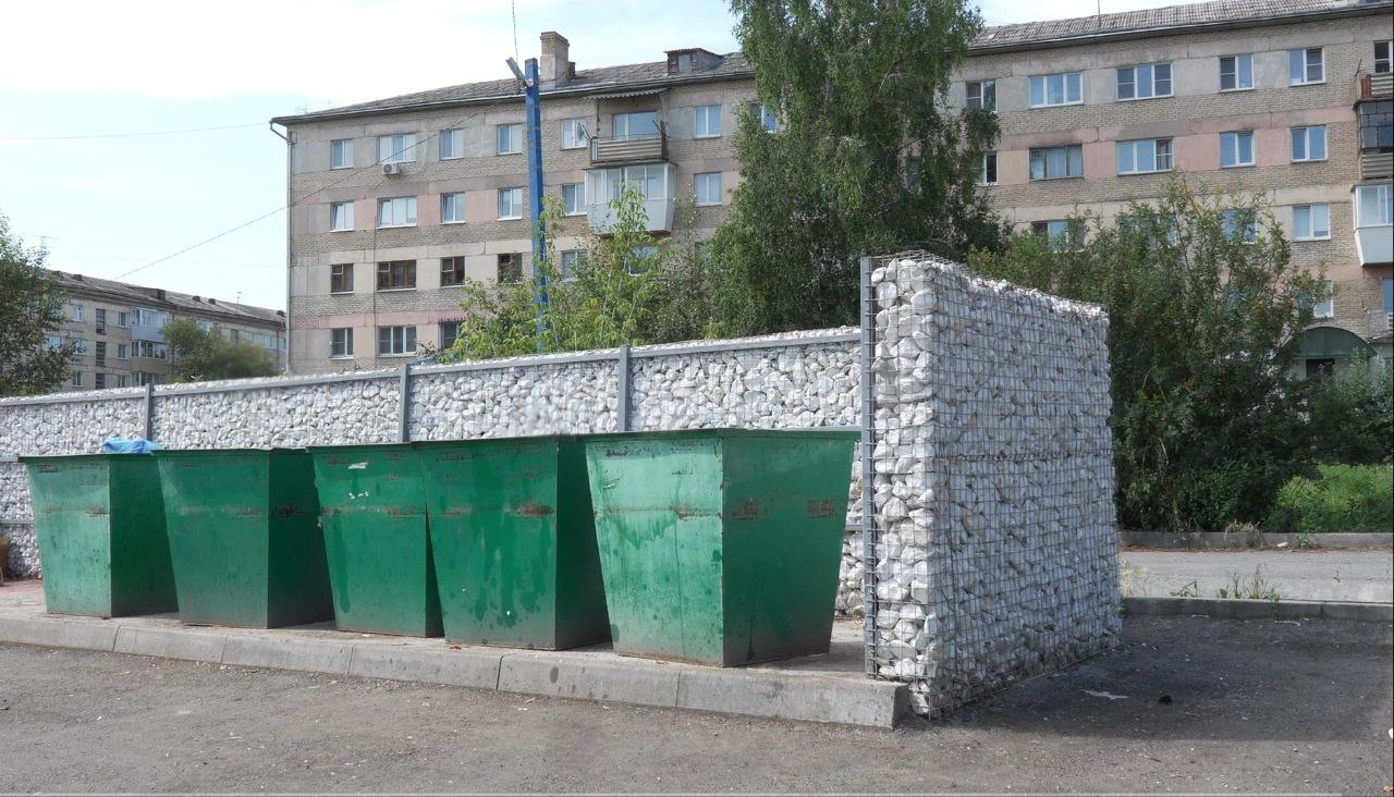 Образцовая уборка и культура быта от регионального оператора «Златспецтранс»: контейнерная площадка на Солнечной в Сатке.