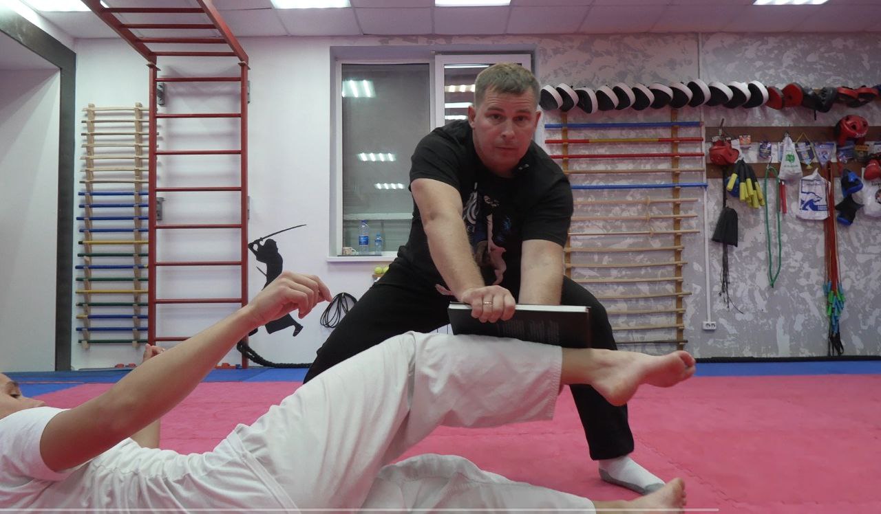 Необычная техника защиты: книга как средство самообороны