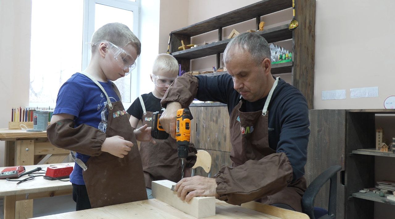 Медали мужества и любви: дети поздравляют пап в детском саду №73 Златоуста