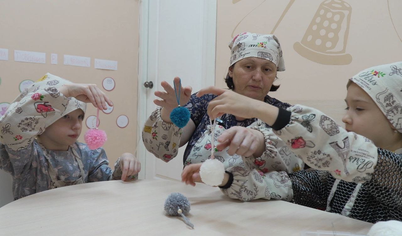 Вязаный сувенир для любимых мам