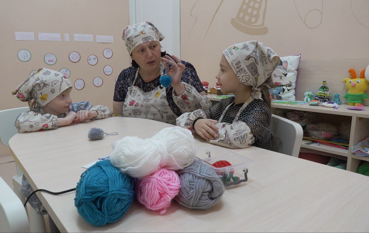 Вязаные сердечки: подарок мамам от маленьких мастеров