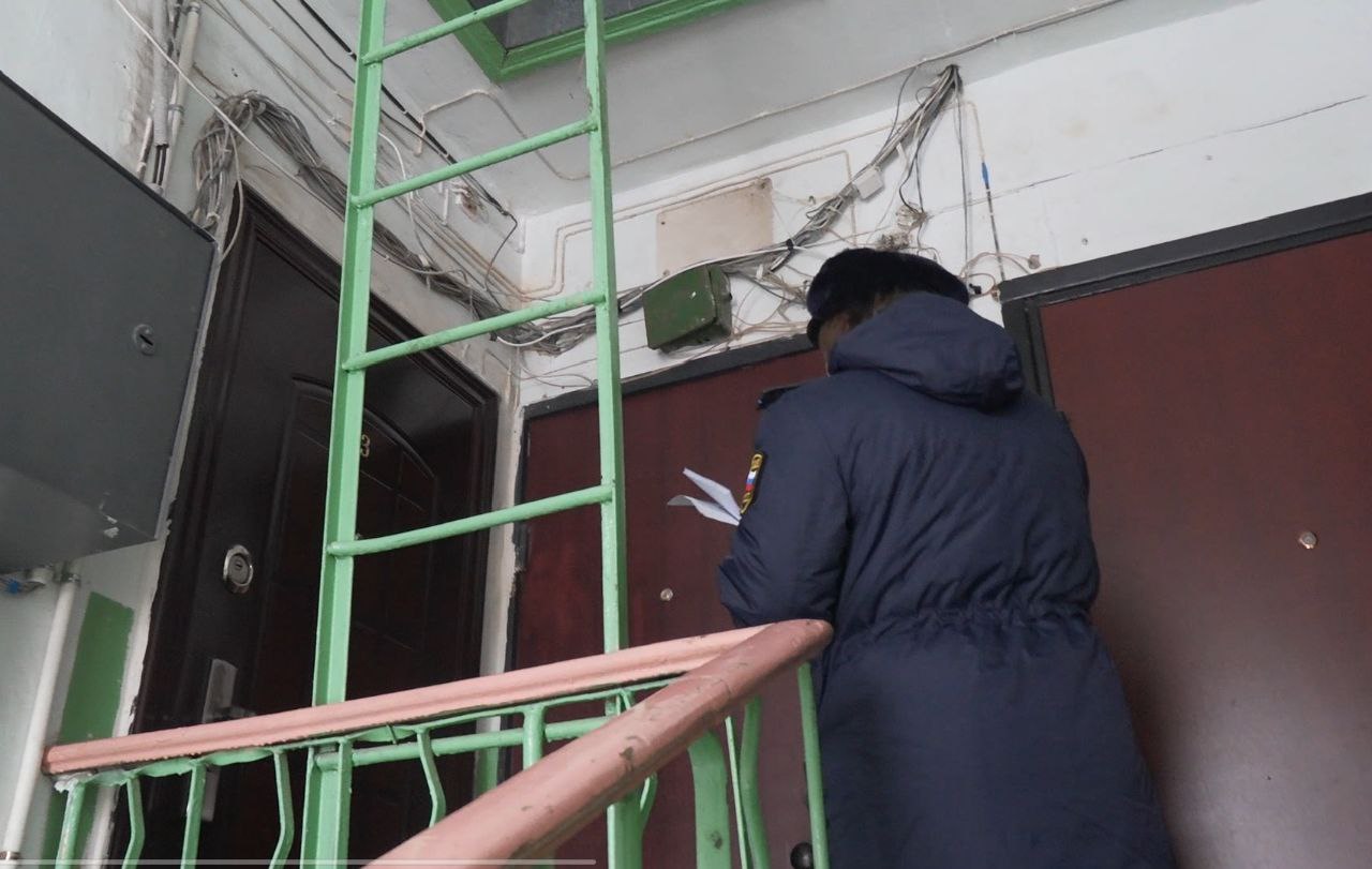 Рейд по должникам и уборка мусора в Сатке: работа ведется индивидуально