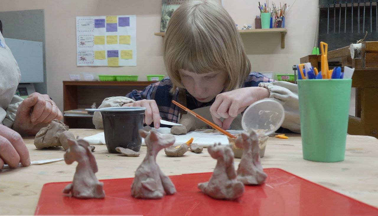 Дети и взрослые лепят символы Златоуста из глины