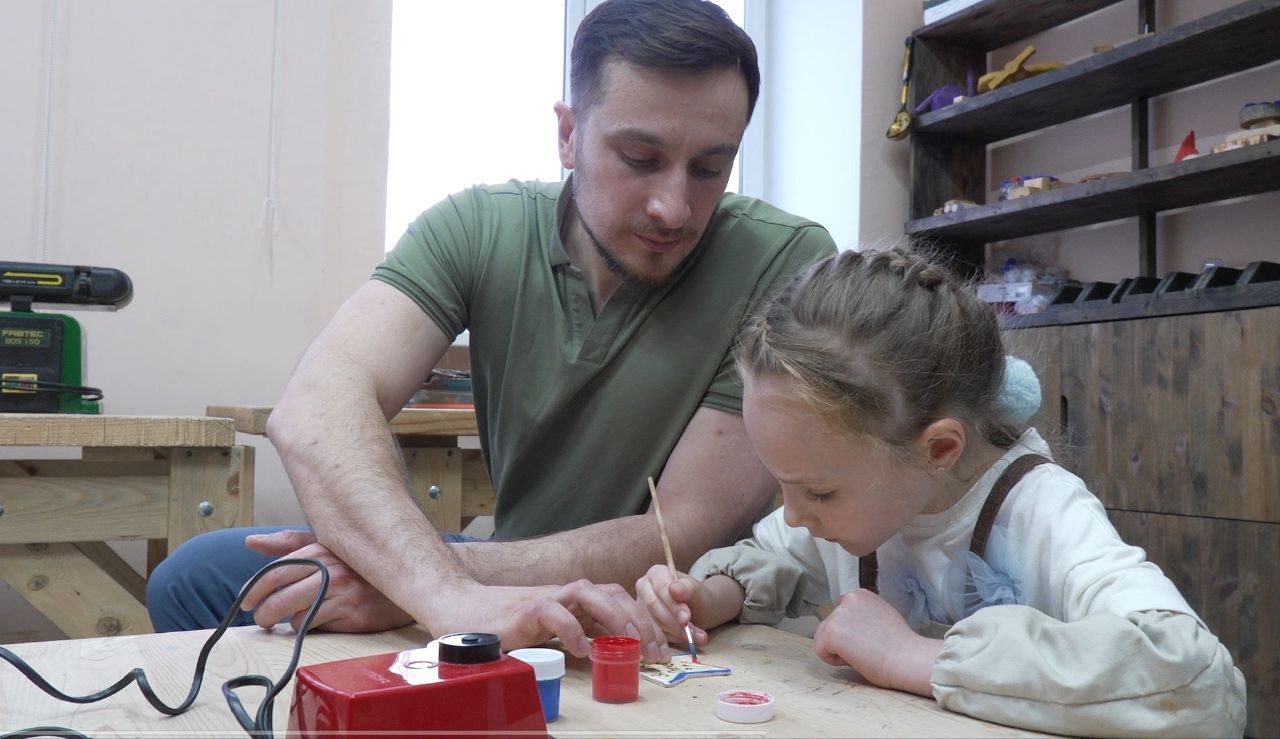 Семейный мастер-класс в Златоусте: делаем брелоки для защитников Родины