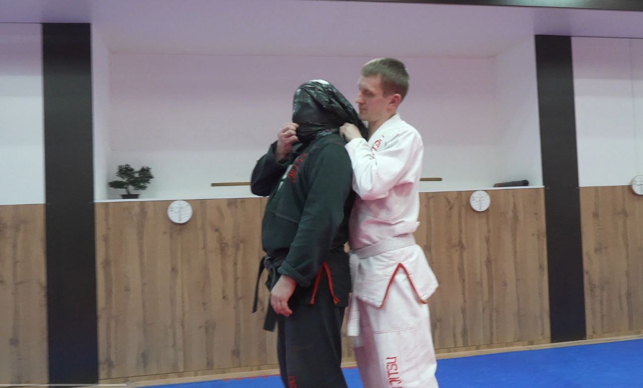 Эффективная самооборона при нападении незнакомца с пакетом